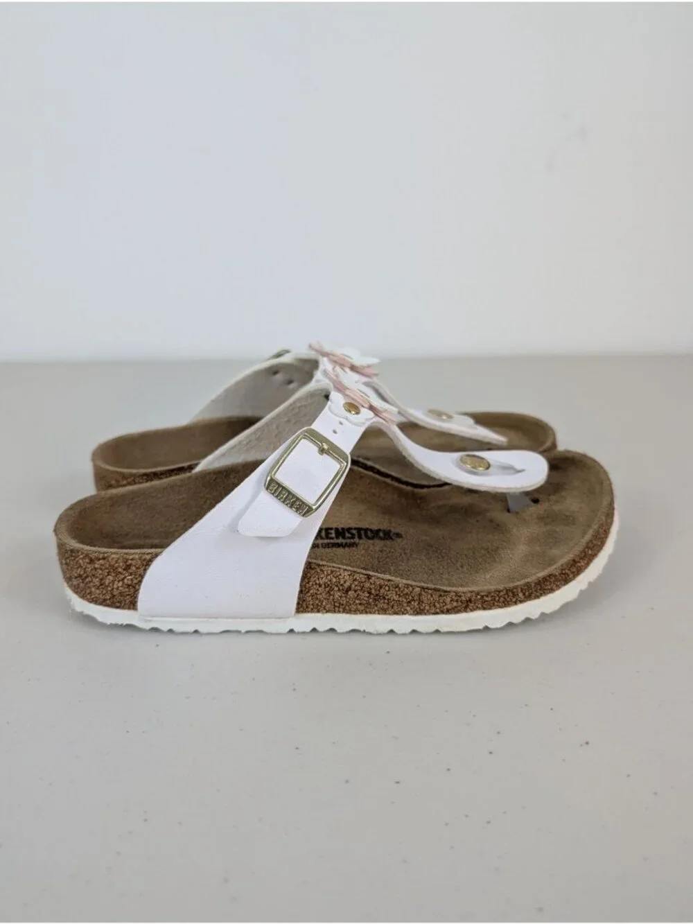 Birkenstock Gizeh flower kid's sandals with white thong feature size 3